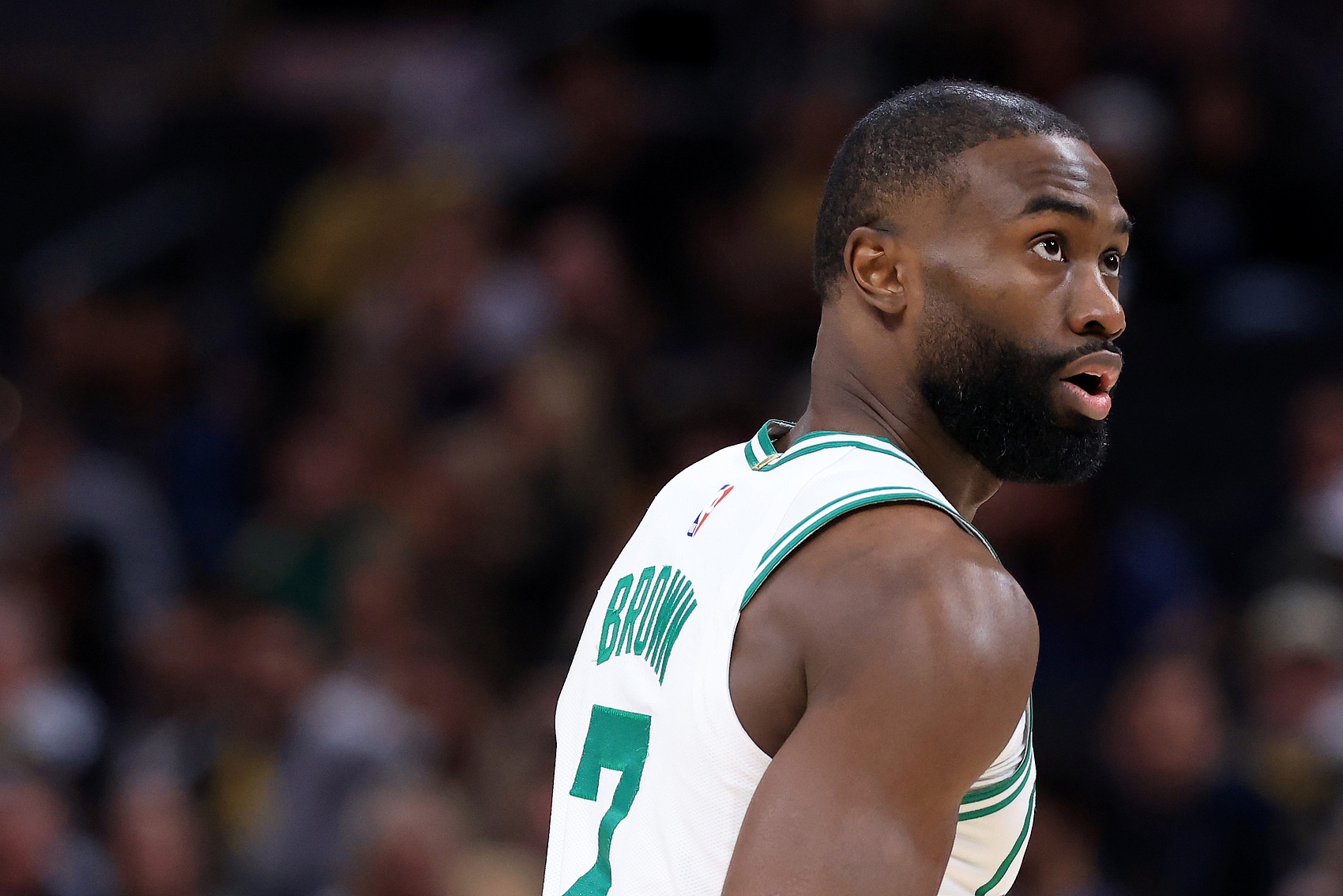 天天盈球网-要罚得罚！NBA官方：杰伦·布朗公开批评裁判判罚 罚款35000美元