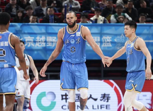 北京新援麦基组超级球队：保罗+布克+汤普森+詹姆斯+库里中锋