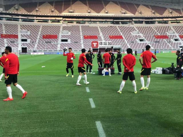 天天盈球网-对战日本国足主场氛围浓厚 巨型五星红旗铺设完成