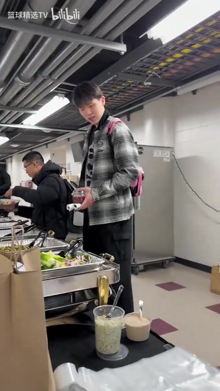 天天盈球 官网-杨瀚森赛后都吃什么？来看看开拓者&amp;湖人&amp;掘金三队的赛后餐